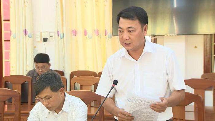 Chủ tịch UBND xã Tây Sơn Nguyễn Thanh Diên báo cáo tại buổi khảo sát. Ảnh: Trung Nghĩa