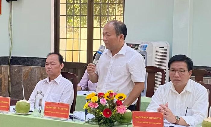 Ông Nguyễn Lê Anh Tuấn - Chủ tịch UBND phường Hoài Nhơn Tây báo cáo kết quả thực hiện Luật Đất đai 2024 và các văn bản hướng dẫn thi hành. Ảnh: Trung Nghĩa