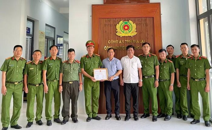  Chủ tịch UBND phường An Nhơn Đông trao tặng giấy khen cho tập thể Công an phường. Ảnh: Nguyễn Giang 