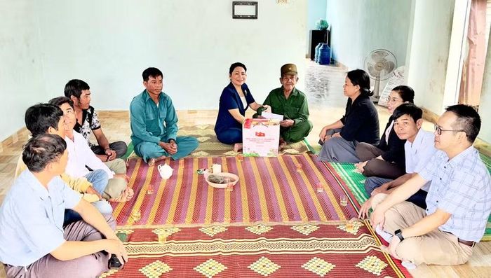  Trưởng Ban Tuyên Giáo và Dân vận Tỉnh ủy Nguyễn Thị Phong Vũ (thứ 6 từ trái sang) thăm, trao quà cho ông Đinh Kok (làng Húp, xã Ya Ma). Ảnh: Minh Hoàng 