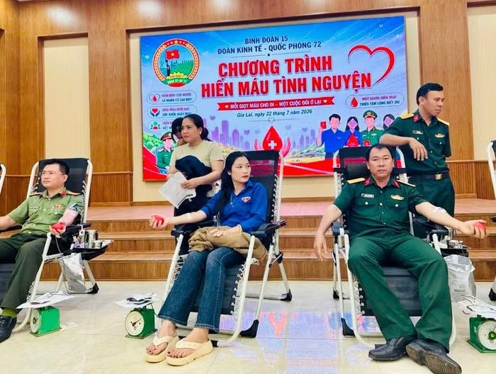 Gần 150 cán bộ, chiến sĩ, người lao động Đoàn Kinh tế - Quốc phòng 72 đăng ký hiến máu tình nguyện vào chiều 22-7. Ảnh: Như Nguyện