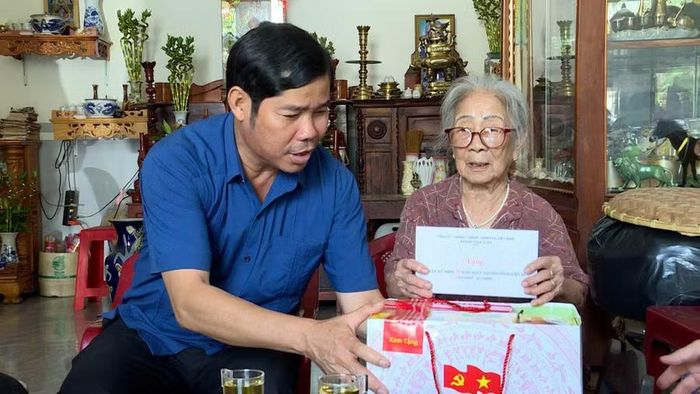  Phó Chủ tịch Thường trực Ủy ban MTTQ Việt Nam tỉnh Trần Minh Sơn tặng quà cho thương binh Nguyễn Thị Liên (tổ 1, phường Hội Phú). Ảnh: Huy Toàn 