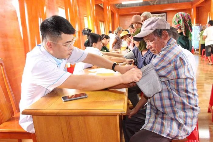 Các y, bác sĩ khám bệnh, cấp thuốc miễn phí cho người dân. Ảnh: Thanh Quý