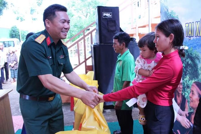 Lãnh đạo Đoàn KT-QP 74 tặng quà cho các đối tượng chính sách. Ảnh: Thanh Quý