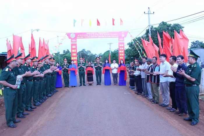Đoàn KT-QP 74 khánh thành, bàn giao công trình "Sao sáng buôn làng" tại làng Kom, xã Ia Chia. Ảnh: Thanh Quý