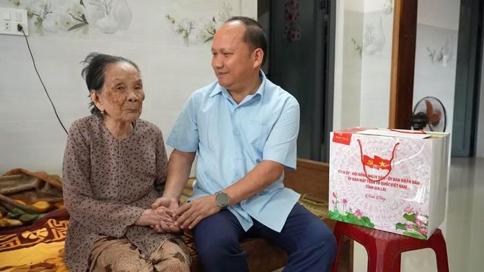 Phó Bí thư Thường trực Tỉnh ủy Rah Lan Chung ân cần thăm hỏi sức khỏe, đời sống của bà Phan Thị Sáu (mẹ của liệt sĩ, ở thôn Bình Điền, xã Kim Sơn). Ảnh: Dũng Nhân