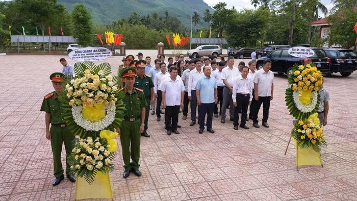Phó Bí thư Thường trực Tỉnh ủy Rah Lan Chung và các thành viên đoàn công tác dâng hoa, dâng hương ở Khu tưởng niệm các chiến sĩ hy sinh tại đồi Xuân Sơn (xã Kim Sơn). Ảnh: Dũng Nhân
