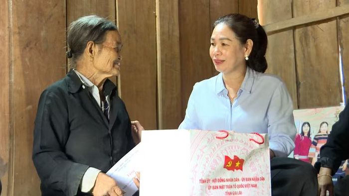  Phó Chủ tịch HĐND tỉnh Huỳnh Thúy Vân (bên phải) tặng quà cho bệnh binh Đinh Thị BLố (xã Đak Rong). Ảnh: Phi Long 
