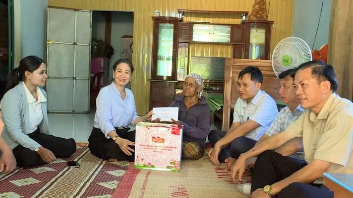  Phó Chủ tịch HĐND tỉnh Huỳnh Thúy Vân tặng quà cho bệnh binh Thươt (xã Tơ Tung). Ảnh: Phi Long 