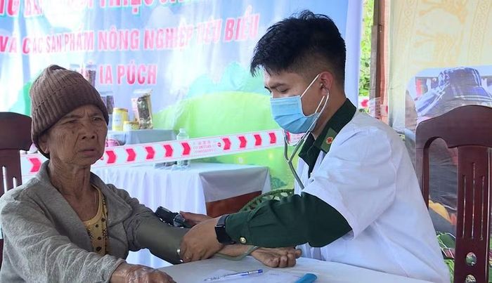  Bộ đội Biên phòng khám bệnh cho người dân xã Ia Púch. Ảnh: P.N 