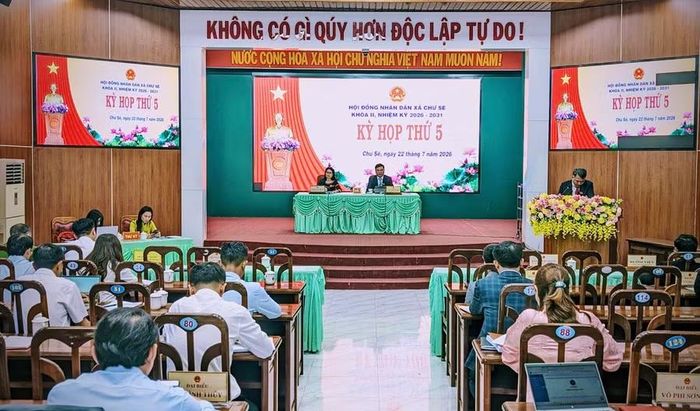 Kỳ họp thứ 5 HĐND xã Chư Sê đã thông qua 5 nghị quyết quan trọng trên các lĩnh vực phát triển kinh tế - xã hội của địa phương. Ảnh: Trúc Phùng