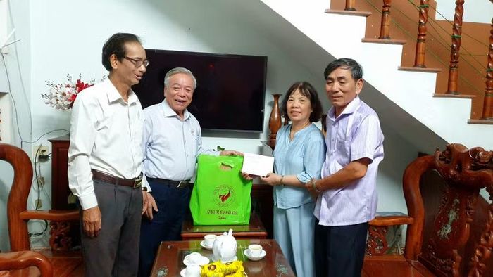  Hội Bảo trợ bệnh nhân nghèo tỉnh thăm, tặng quà cho gia đình thương binh Nguyễn Mạnh Hùng (phường Quy Nhơn Nam). Ảnh: Kim Hường 