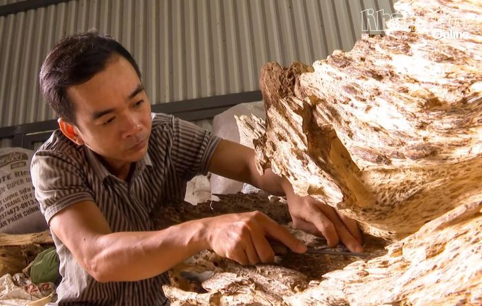 Người dân ở xã Vạn Thắng làm nghề xoi trầm.