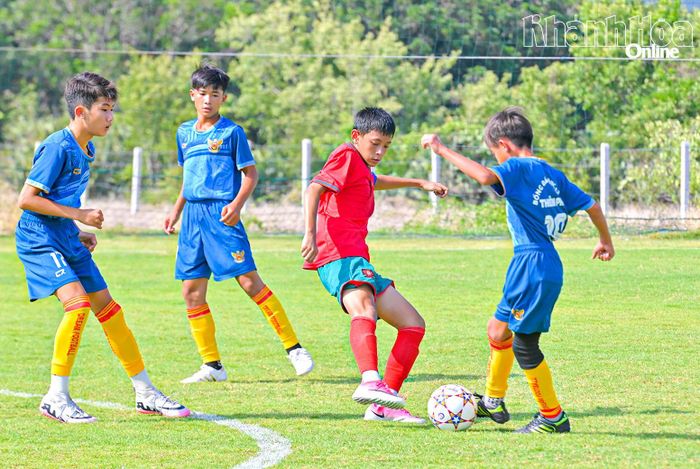 Trận đấu giữa đội U13 Thiên Phúc và đội U13 xã Diên Lạc.