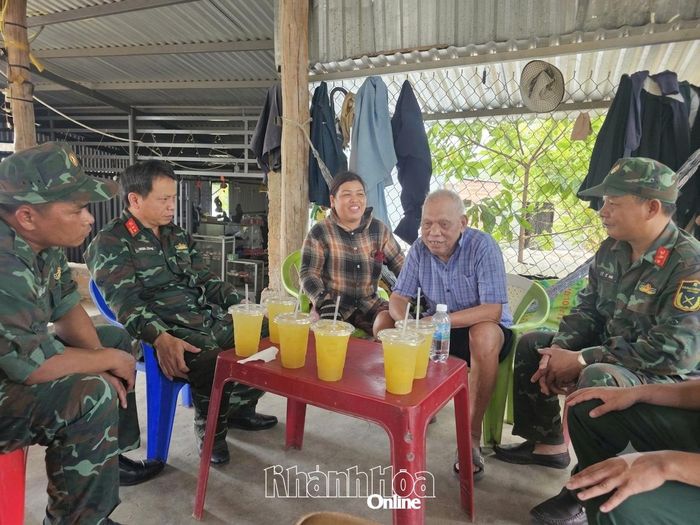 Ông Y Vơ kể lại việc chôn cất 4 liệt sĩ năm xưa.