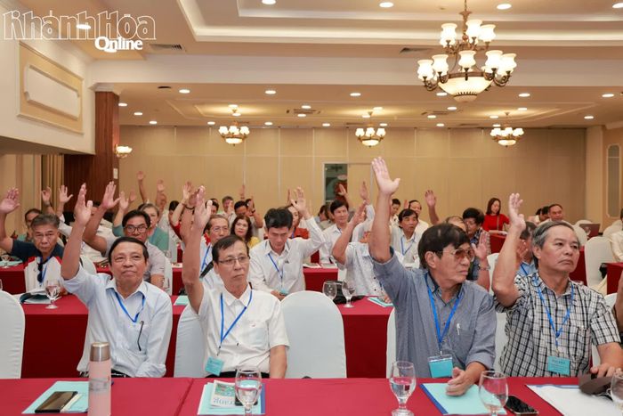 Đại biểu thông qua Nghị quyết Đại hội.