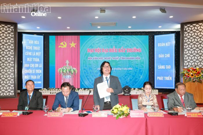 Đoàn Chủ tịch điều hành đại hội.