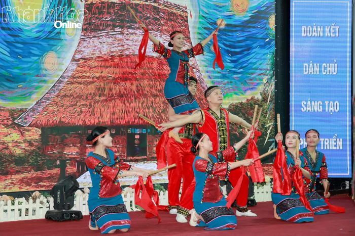 Tiết mục văn nghệ chào mừng đại hội.