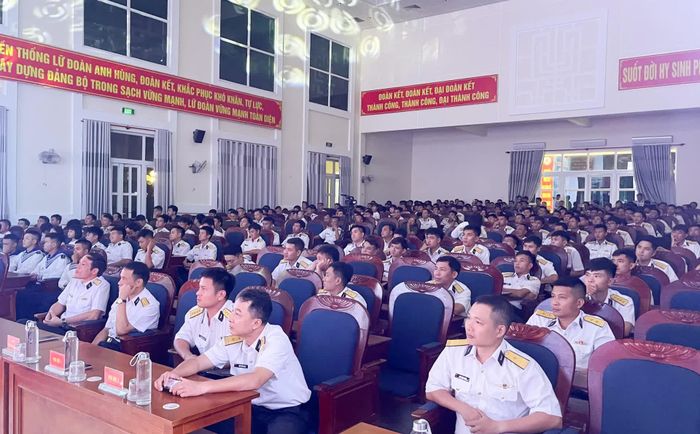 Cán bộ, chiến sĩ Lữ đoàn 954 theo dõi chương trình.