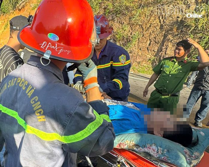 Sau hơn 2 giờ bị nạn, tài xế đã được lực lượng chức năng đưa ra khỏi hiện trường.
