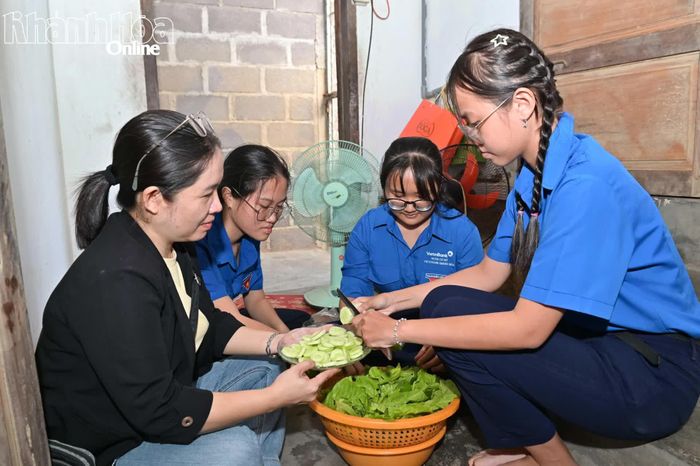 Các đoàn viên, thanh niên cùng chuẩn bị bữa cơm tại gia đình.