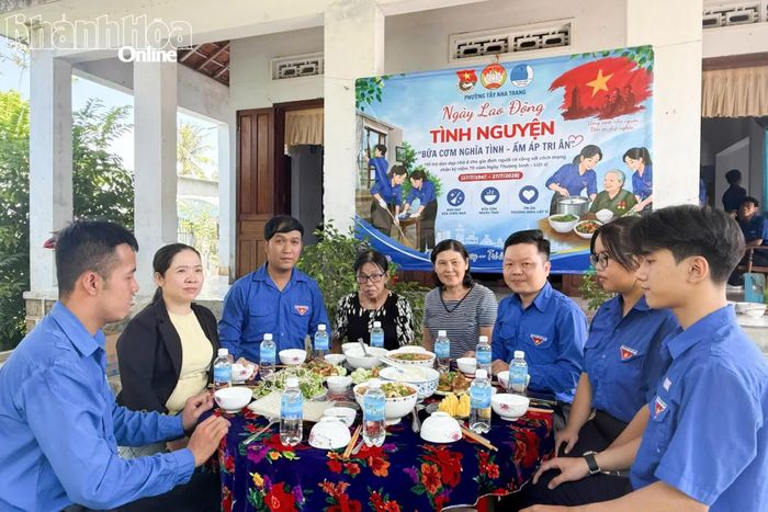 Các đoàn viên, thanh niên cùng ăn cơm trưa với gia đình.