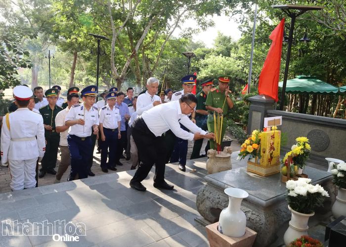 Đồng chí Võ Hoàn Hải - Ủy viên Ban Thường vụ Tỉnh ủy, Trưởng Ban Tuyên giáo và Dân vận Tỉnh ủy Khánh Hòa dâng hương phần mộ Tổng Bí thư Lê Hồng Phong.