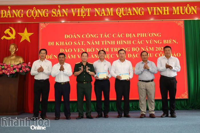 Đại diện các đoàn đại biểu tặng quà cho Đảng ủy, UBND đặc khu Côn Đảo.