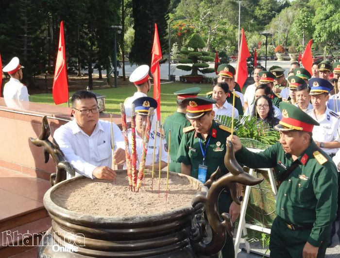 Các đại biểu dâng hương tại Nghĩa trang Hàng Dương.