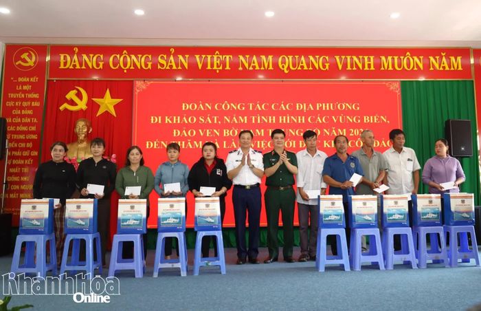 Đoàn công tác tặng quà cho các gia đình chính sách.