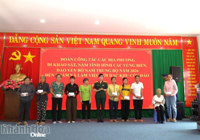 Đoàn công tác tặng quà cho các hội viên phụ nữ.