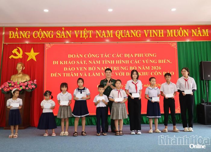 Đoàn công tác tặng quà cho các em học sinh.