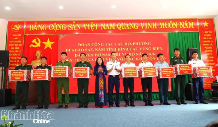 Đoàn công tác tặng quà cho các đơn vị quân đội đứng chân trên địa bàn.