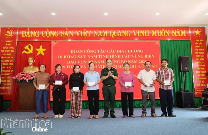 Đại diện đoàn đại biểu tỉnh Khánh Hòa tặng quà cho các gia đình chính sách.
