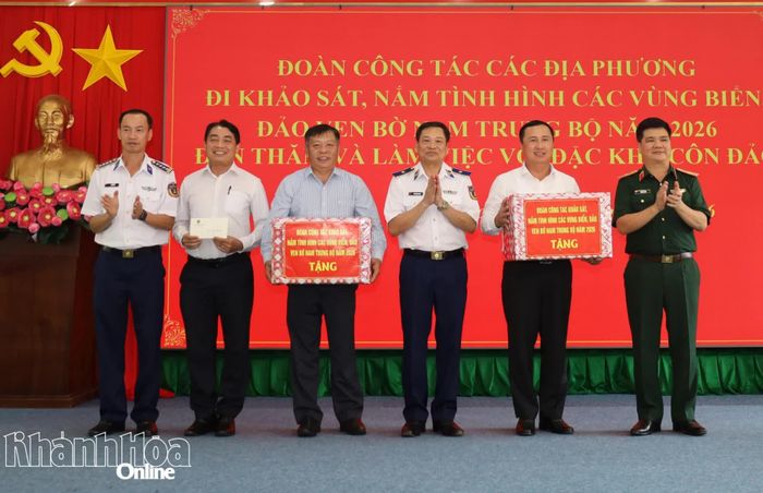Lãnh đạo Cảnh sát biển Việt Nam và Bộ Tư lệnh Vùng Cảnh sát biển 3 tặng quà cho Đảng ủy, UBND đặc khu Côn Đảo.