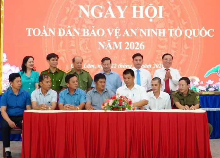 Đại diện các thôn ký kết giao ước thi đua.