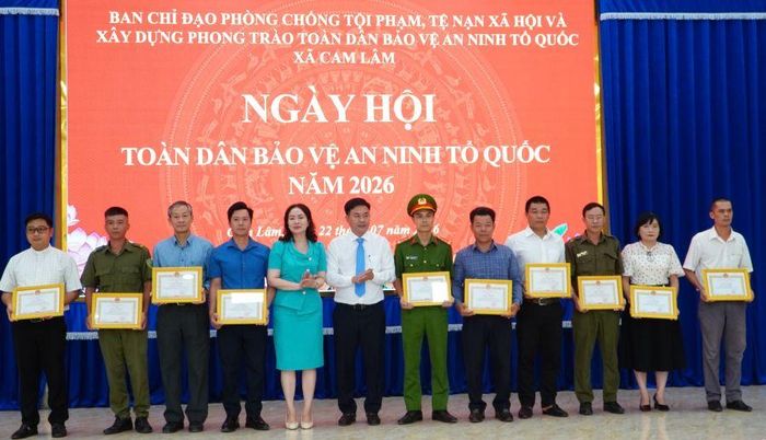 Lãnh đạo xã Cam Lâm trao giấy khen cho các cá nhân.