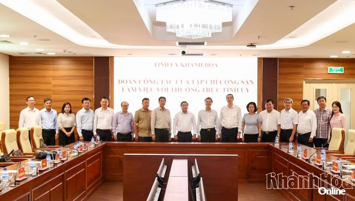 Các đại biểu chụp hình lưu niệm sau buổi làm việc.
