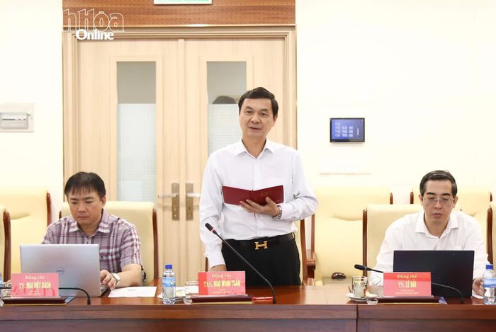 Đồng chí Ngô Minh Tuấn - Vụ trưởng, Trưởng Ban Xây dựng Đảng Tạp chí Cộng sản phát biểu tại buổi làm việc.