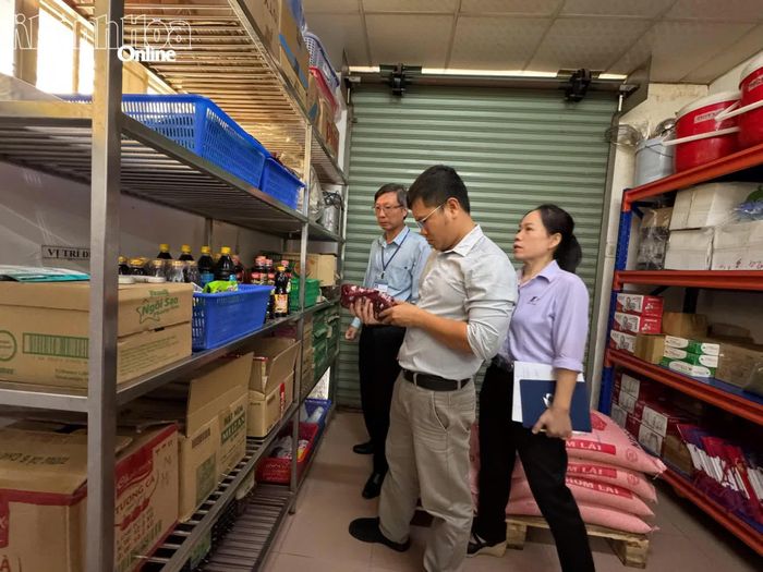 Đoàn kiểm tra thực tế tại kho đựng thực phẩm của bếp ăn tại Công ty Cổ phần In bao bì Khatoco.