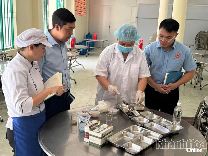 Đoàn kiểm tra xét nghiệm nhanh một số dụng cụ đựng thực phẩm tại Nhà máy Chế biến nguyên liệu yến sào - Công ty TNHH Nhà nước Một thành viên Yến sào Khánh Hòa.