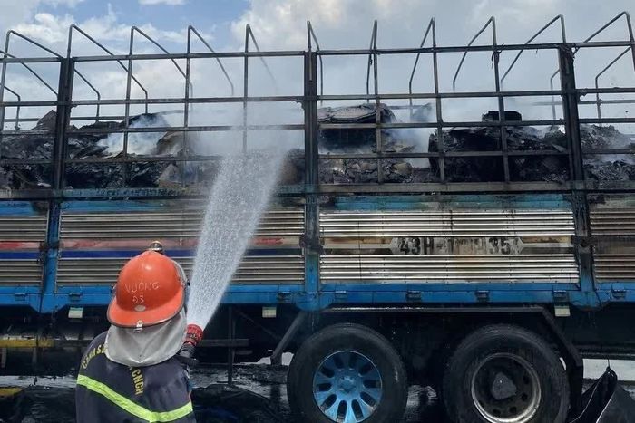 Lực lượng cảnh sát phòng cháy, chữa cháy có mặt dập lửa.