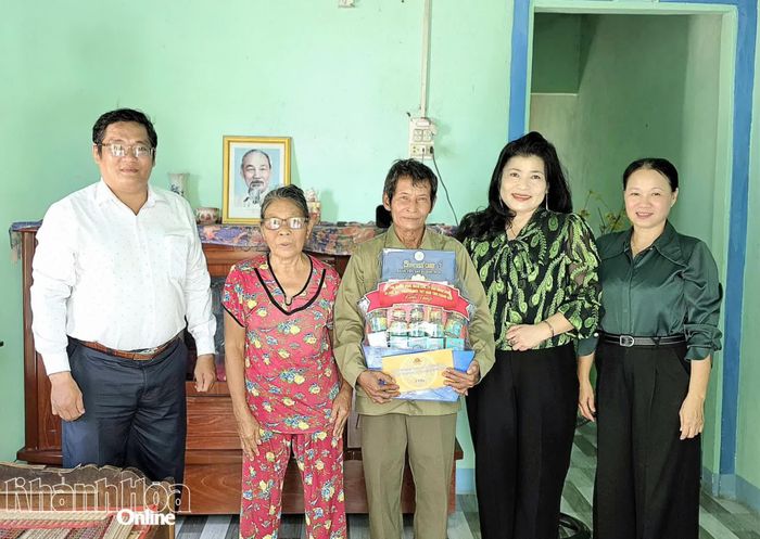 Đồng chí Đàng Thị Mỹ Hương, lãnh đạo Sở Nội vụ và UBND xã Phước Hậu thăm, tặng quà gia đình bệnh binh Bà Râu Tơ (thôn Liên Sơn 2).