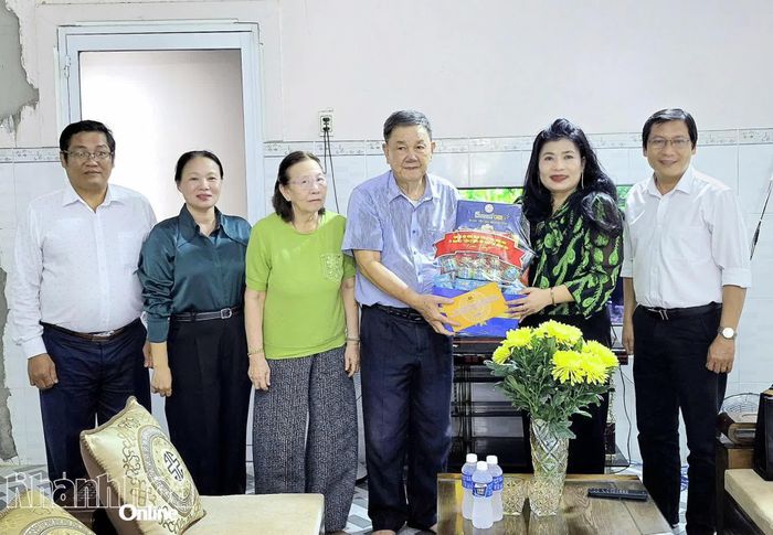 Đồng chí Đàng Thị Mỹ Hương, lãnh đạo Sở Nội vụ và UBND xã Phước Hậu thăm, tặng quà thương binh Đặng Văn Nhu (thôn Ninh Quý 1).