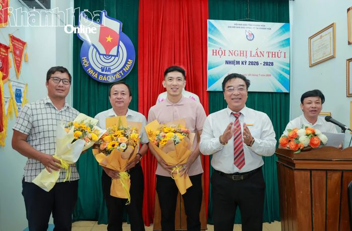 Ban Thư ký Chi hội Nhà báo Văn phòng đại diện, phóng viên thường trú nhiệm kỳ 2026 - 2028 ra mắt hội nghị.