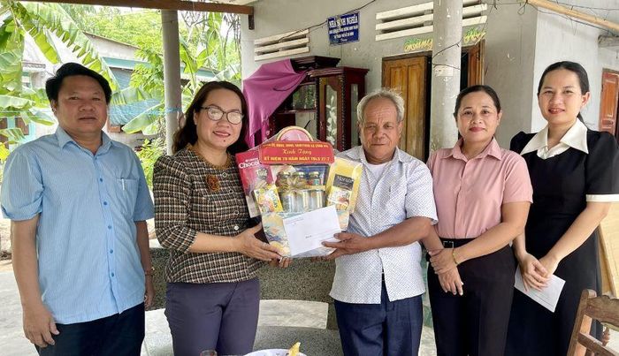 Lãnh đạo Đảng ủy xã Công Hải thăm, tặng quà gia đình ông Ca Dá Nhắn (thôn Phước Chiến).