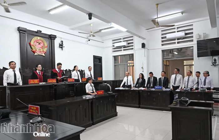 Chủ tọa đọc quyết định hoãn phiên tòa.