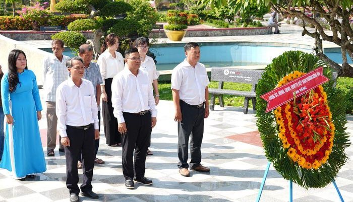 Lãnh đạo Đảng ủy, HĐND, UBND, Ủy ban MTTQ Việt Nam phường Đông Hải cùng thân nhân các liệt sĩ tại lễ viếng.