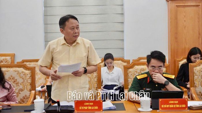 Giám đốc Sở Tư pháp Trần Quốc Khanh trình bày các tờ trình dự thảo nghị quyết.