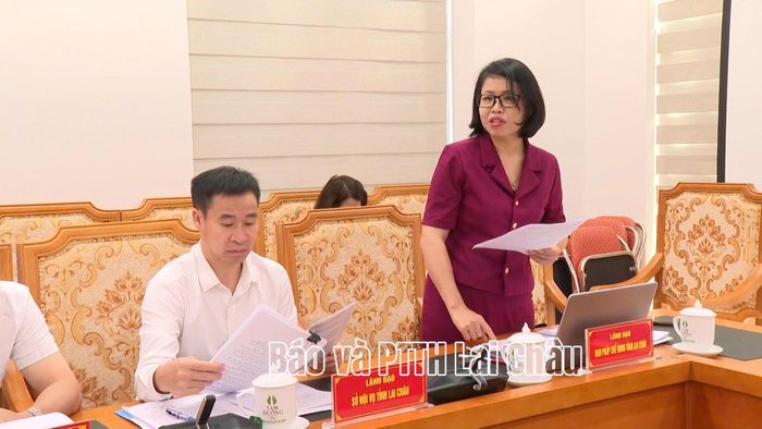 Đại diện Ban Pháp chế HĐND tỉnh tham gia ý kiến vào dự thảo nghị quyết.